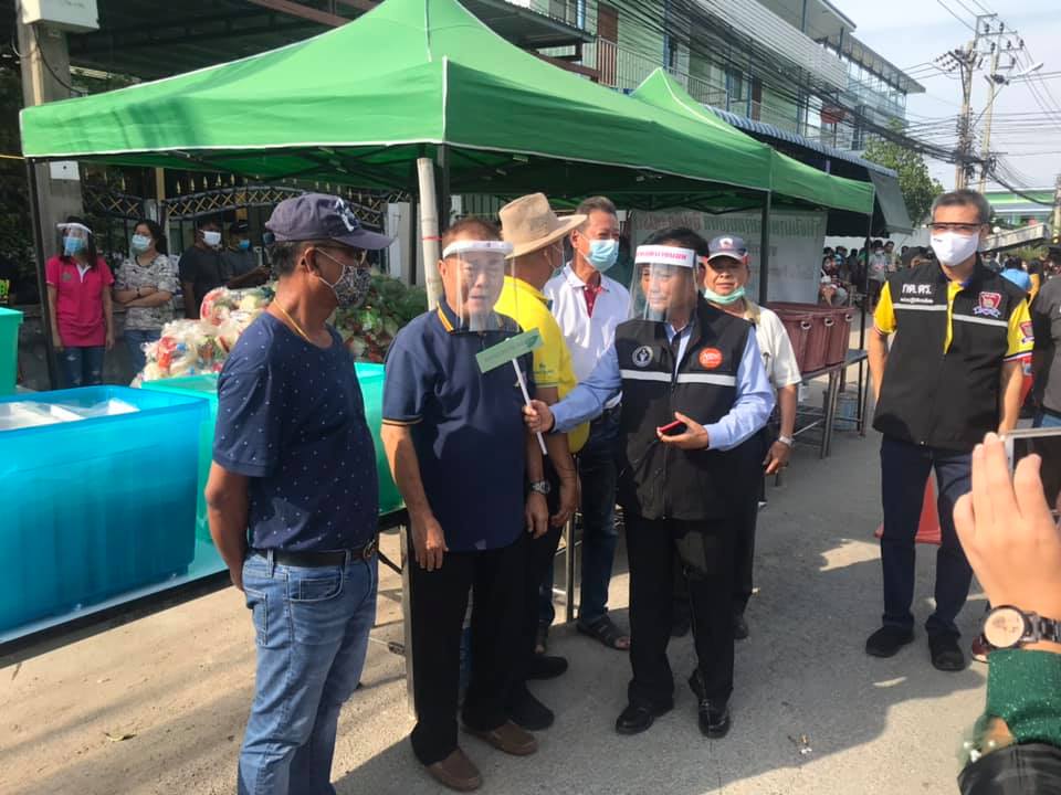 มอบ Face shield ให้ชุมชน